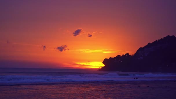 劇的な海の夕日または海面上の日の出の空燃える空と輝く黄金の波黄金の時間の自然の美しい光休日の背景とビジネス旅行のコンセプト — ストック動画