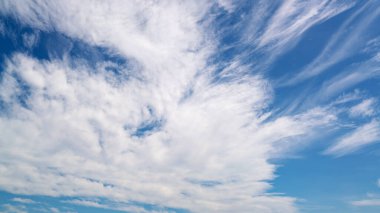 Beyaz bulutlu mavi gökyüzü arkaplanı Doğa ve doğa arka planı.