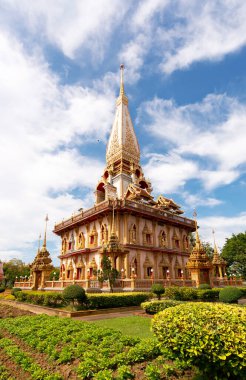 Phuket, Tayland 'da güzel bir pagoda - 9 Aralık 2020, The Phra Mahathat Chedi (Great Relic Stupa) Wat Chalong veya Wat Chaitharam Phuket Tayland' da ünlü bir turizm merkezidir..