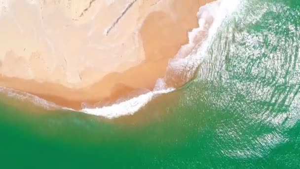 空中ビュートップダウンドローンビデオ砂の海岸に白い波がクラッシュした美しい熱帯ビーチの高品質美しいプーケットビーチはアンダマン海で有名な観光地です旅行やツアー — ストック動画
