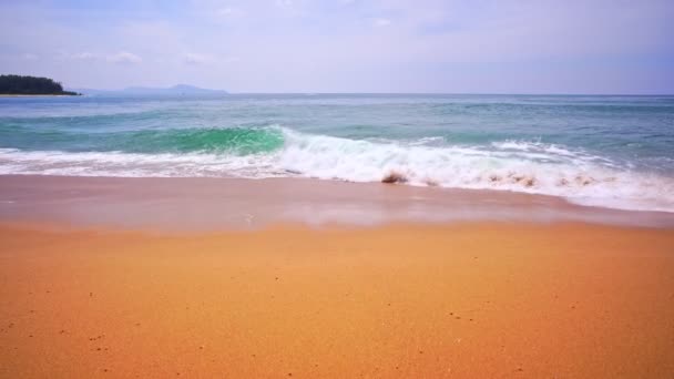 空の砂のビーチに衝突する海の波のプーケットビーチCovid 19後に捨てられた空のビーチプーケットビーチはアンダマン海で有名な観光地です — ストック動画