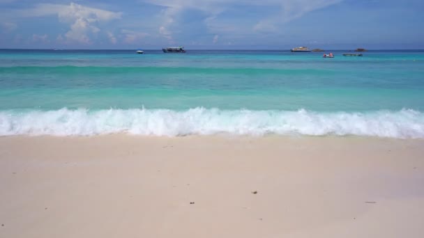 Phuket Strand Der Ozeanwellen Kracht Gegen Einen Leeren Sandstrand Leerer — Stockvideo