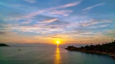 Günbatımında ya da deniz üzerinde gün doğumunda destansı tropik bulutlar Güneş ufka dokunur, Kızıl gökyüzü altın saatinde inanılmaz deniz batımlarında. Okyanus deniz batımları.