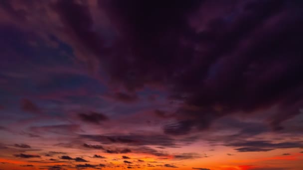 4Kマジェスティックな日没や日の出の風景のタイムラプス自然の光雲の空と雲が消えゆく4Kカラフルな暗い日没の雲映像タイムラプスエピックな雲の景色 — ストック動画