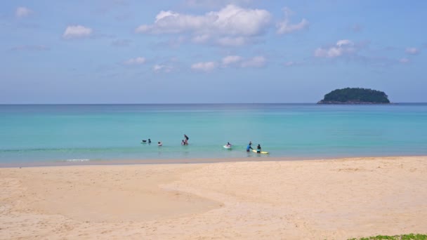 Phuket Thailand Kata Noi Beach Noviembre 2020 Muchas Personas Practican — Vídeos de Stock