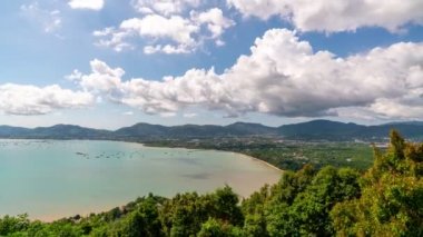 Beyaz Bulutlar, Phuket City yakınlarındaki açık mavi gökyüzünde ilerliyorlar. Hareket zamanı azalıyor Beyaz bulutlar yüzüyor ve şekil değiştiriyor. Kabarık yumuşak bulutlar Dağ Yaz mevsiminde bulutlu zaman çizelgesi