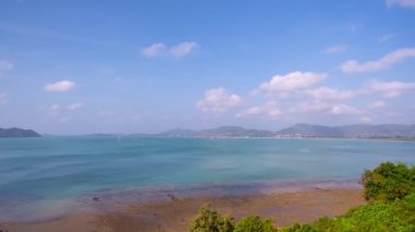 Beyaz Bulutlar, Phuket City yakınlarındaki açık mavi gökyüzünde ilerliyorlar. Hareket zamanı azalıyor Beyaz bulutlar yüzüyor ve şekil değiştiriyor. Kabarık yumuşak bulutlar Dağ Yaz mevsiminde bulutlu zaman çizelgesi