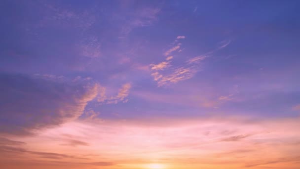 壮大な夕日や日の出の風景の素晴らしい時間経過自然の光雲の空と雲が離れて圧延4Kカラフルな暗い日没の雲映像タイムラプス自然背景 — ストック動画