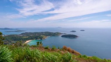 Manzara manzarasının zamanı Phahindum bakış açısı Phuket Tayland 'da popüler bir dönüm noktası Promthep Cape, Naiharn plajı ve Yanui plajı Phuket Tayland' da güzel andaman denizi görmek için