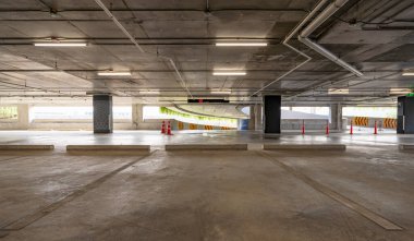 Boş çimento Otoparkı İçi ve Çıkış İşareti Otopark Arrow İşareti İç Endüstri Binası veya Süpermarket.