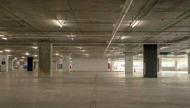 Boş çimento Otoparkı İçi ve Çıkış İşareti Otopark Arrow İşareti İç Endüstri Binası veya Süpermarket.