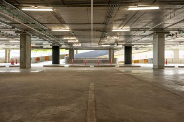 Boş çimento Otoparkı İçi ve Çıkış İşareti Otopark Arrow İşareti İç Endüstri Binası veya Süpermarket.