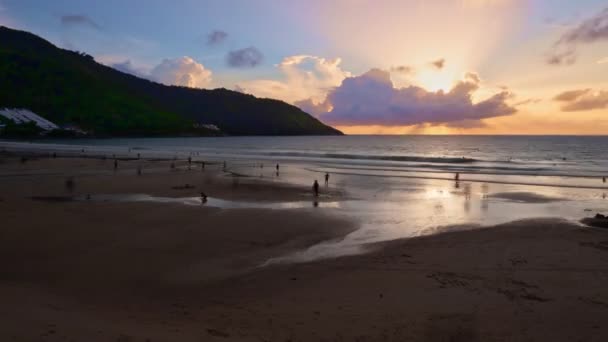 Time Lapse Video Fantastisk Scen Färgglada Solnedgång Över Tropiska Stranden — Stockvideo