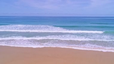 Okyanus dalgalarından oluşan Phuket plajı boş bir kumsala çarpıyor. Boş plaj terk edilmiş ve Phuket plajı, Andaman Denizi 'nde ünlü bir turizm merkezidir.
