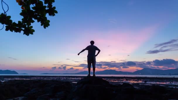 Timelapse Uomo Piedi Sulla Roccia Facendo Mano Vari Gesti Mare — Video Stock