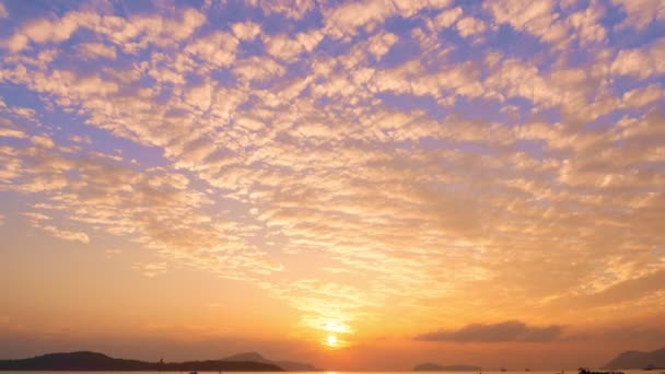 4K時間の壮大な夕日や日の出の風景の経過素晴らしい自然の光雲と空海の上を転がる雲コンセプト旅行の背景と自然環境 — ストック動画