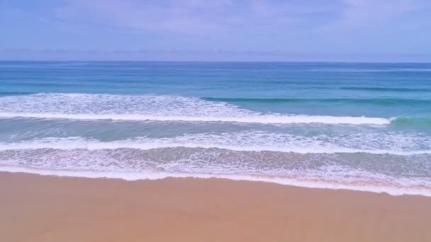 Playa Phuket Olas Del Océano Estrellándose Contra Una Playa Arena — Vídeo de stock