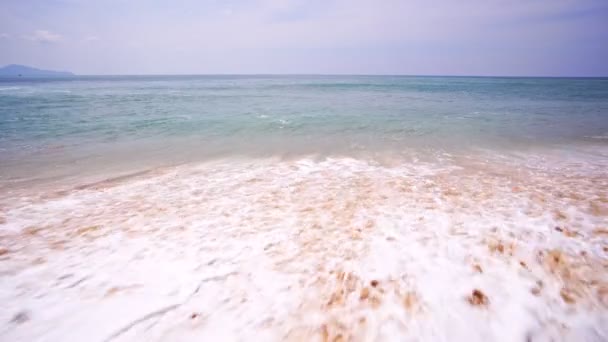 해변의 파도가 모래사장인 해변에 부딪히고 해변은 아만다 해에서 관광지다 — 비디오