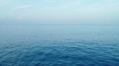 Güzel açık deniz mavi deniz yüzeyi yaz mevsiminde beyaz bulutlar ve insansız hava aracı görüntülerinden mavi gökyüzü görüntüleri. Doğa ve seyahat arka planı kavramı. 