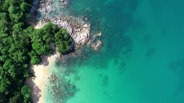 Luchtfoto Drone Camera Top Van Kust Rotsen Een Blauwe Oceaan — Stockvideo