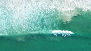 Phuket Adaları 'nın kumlu sahillerine dalgaların vurduğu yüksek kalite hava manzaralı güzel kumlu plaj Tayland' da tropikal deniz inanılmaz plajı. Beyaz kumlu güzel tropikal ada.