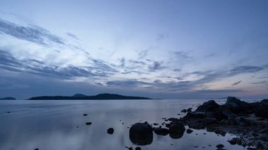 4K Zaman atlaması Majestic gündoğumu manzarası İnanılmaz doğa ışığı bulutları gökyüzü ve bulutlar deniz yüzeyinde yansıma ile hareket ediyor seyahat ve doğa arka planı
