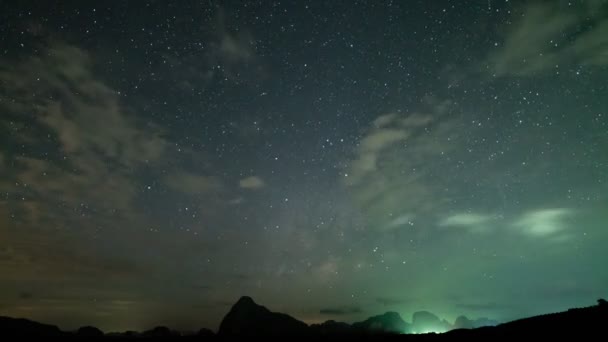 银河时间掠过令人惊奇的黑暗夜空银河在山顶上移动 夜以继日 Phang Nga泰国的星夜时间 — 图库视频影像