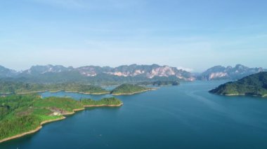 Barajın çevresindeki dağ kayalıkları arasında göl manzarası. Yeşil Kanyon Havalimanı manzarası 4K yüksek kaliteli video görüntüleri