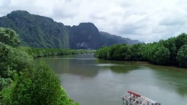 Dağlık tepeli nehrin havadan görünüşü. Seyahat ve yürüyüş macerası. Çevresel Rezerv