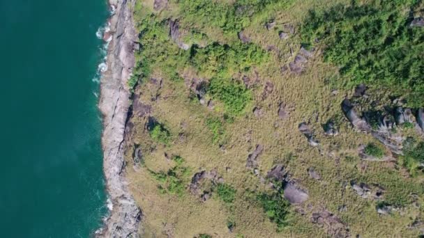 青い海の上からの空の石の岩の崖に対して波がクラッシュして熱帯海の空中ビューをトップオープン海 美しい海面空撮ドローン撮影アンダマンの高角度ビュー — ストック動画