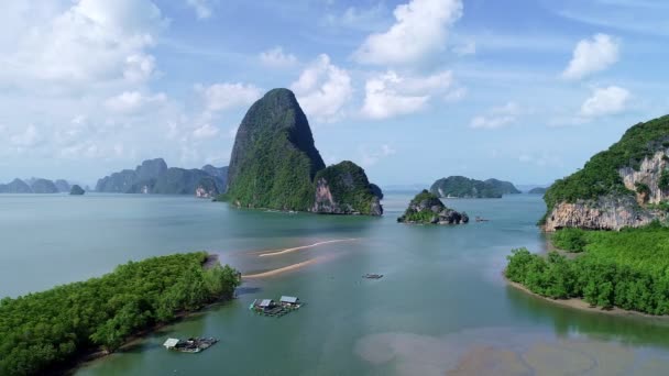 空中ビュードローンは サンタンジェに位置するパンガー湾タイの群島の小さな島のショットを飛んでいますタイ南部の美しいマングローブ林旅行やツアーのコンセプト — ストック動画