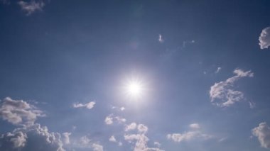 Parlak güneş ışığının zaman aşımı güneş ışınları ve parıltıları bulutların arasından parlıyor güzel güneşli gökyüzü arka planında tropikal güneş ışığı arka planında Doğa ve enerji kavramı Zaman Hızı