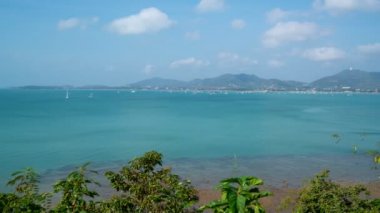 Beyaz Bulutlar, Phuket City yakınlarındaki açık mavi gökyüzünde ilerliyorlar. Hareket zamanı hızla ilerleyen beyaz bulutlar yüzer ve şekil değiştirir. Kabarık yumuşak bulutlar, bulutlu zaman çizelgesi, denizdeki yansıma gölgesiyle birlikte.