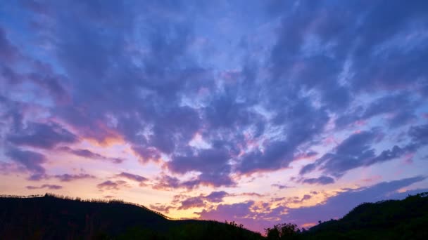 Günbatımında Renkli Pastel Bulutlar Batışında Güneşin Muhteşem Renkleri Batışında Majestic — Stok video