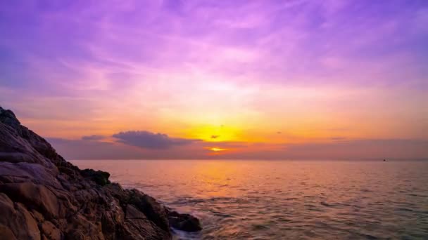 Günbatımında Renkli Pastel Bulutlar Batışında Güneşin Muhteşem Renkleri Batışında Majestic — Stok video