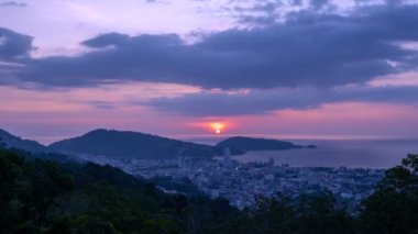 Patong şehri Phuket Thailand üzerinde günbatımında ya da gündoğumu bulutları hızlandıran B görüntüsü. Deniz ve dağ üzerinde renkli bir gün doğumu.
