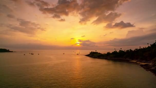 Epickie Tropikalne Chmury Zachodzie Słońca Lub Wschodzie Słońca Nad Morzem — Wideo stockowe