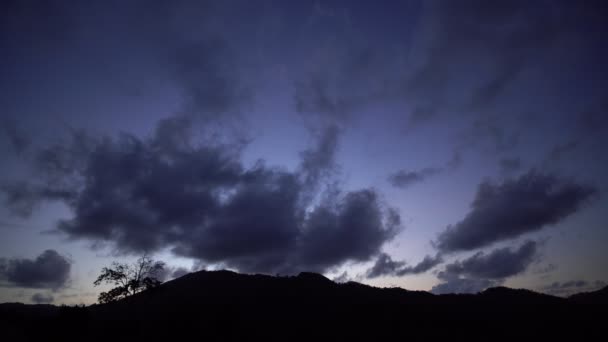 Σκούρα Σύννεφα Βροχής Ηλιοβασίλεμα Πάνω Από Βουνό Στο Πουκέτ Της — Αρχείο Βίντεο