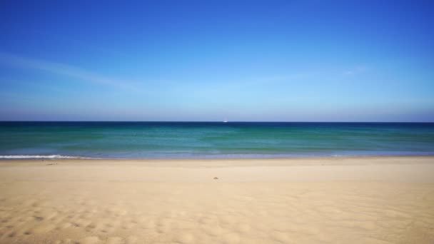 Playa Phuket Olas Del Océano Estrellándose Contra Una Playa Arena — Vídeos de Stock