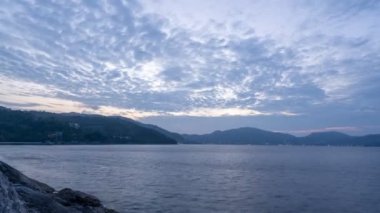 4K İnanılmaz dramatik gündoğumu gökyüzü ve tropikal deniz yüzeyinde akan bulutlar Gökyüzündeki güzel ışık doğası Bulutlu Zaman Hızı