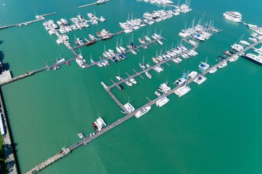 Yat ve yelkenli parkının havadan görüntüsü marina taşımacılığı ve seyahat arka planı Güzel deniz konsepti.