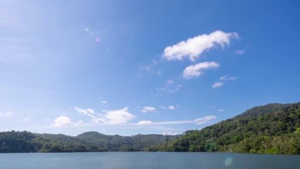 Timelapse Λευκά Σύννεφα Φυσάει Μπλε Ουρανό Πάνω Από Λίμνη Φράγμα — Αρχείο Βίντεο