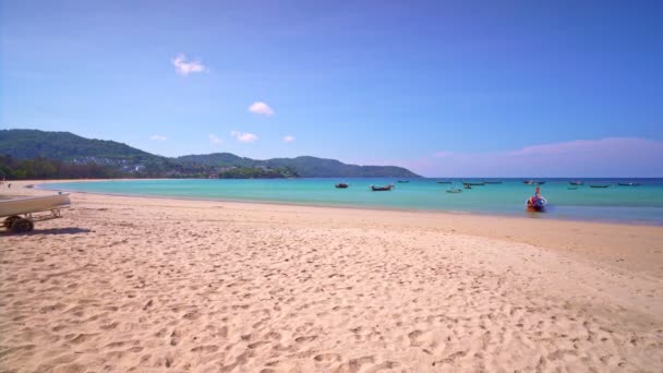 蓝天热带海滩上的长尾船夏天天气好 普吉海滩是普吉著名的旅游胜地美丽的自然背景网站旅游背景 — 图库视频影像