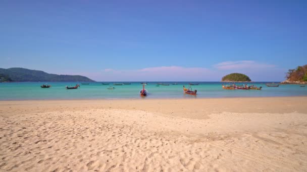 蓝天热带海滩上的长尾船夏天天气好 普吉海滩是普吉著名的旅游胜地美丽的自然背景网站旅游背景 — 图库视频影像