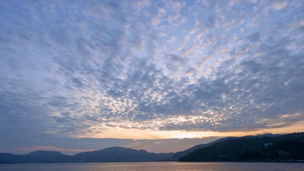 Timelapse Van Verbazingwekkende Zonsopgang Hemel Wolken Stromend Tropisch Zeeoppervlak Prachtig — Stockvideo