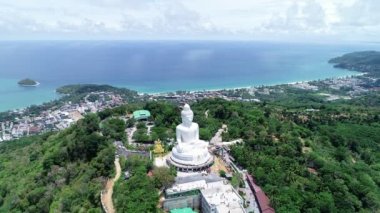Beyaz Mermer Büyük Buda Heykeli Tapınağı 'nın Phuket Tayland' daki en yüksek dağ manzaralı insansız hava aracı videosu.