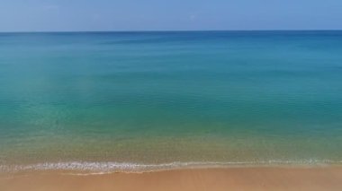 Phuket sahili dalgaları cennetteki boş bir plaja çarpıyor. İnanılmaz Phuket plajı, Phuket 'te ünlü bir turizm merkezidir. İnternet sitesi ve iş seyahatleri için güzel bir arka plan.
