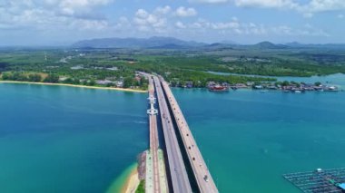 Sarasin Köprüsü Phuket thailand 'ın hava görüntüsü. Bu köprü Phang Nga.ulaşım görüntülerinin arka plan ve seyahat sezonu web sitesi konseptini birbirine bağlıyor.