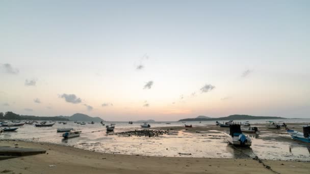 Night Day Tijdapse Van Houten Boten Longtail Vissersboten Aan Baai — Stockvideo