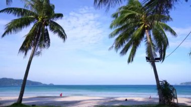 Patong sahilindeki boş plaj manzarası Hindistan cevizi palmiyesi çerçeveli Phuket-19 Phuket plajı Andaman Denizi 'nde ünlü bir turizm merkezidir.